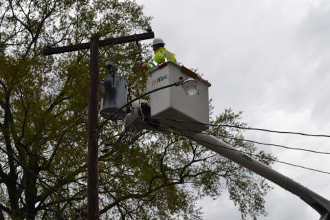 Utility crew restores power on Roberts Street